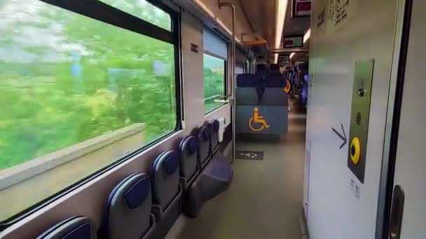 Nowoczesny Pociąg Niebieskimi Fotelami Ruchu Miejsca Dla Niepełnosprawnych Wagonie Kolejowym — Wideo stockowe