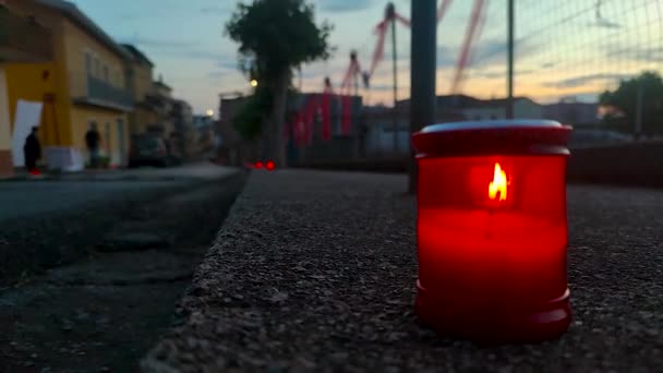 Eine Lampe Mit Kerze Steht Einem Sommerabend Auf Der Straße — Stockvideo