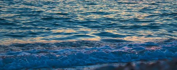 夜の海 ダークブルーの海 月明かりの海 旅行や休暇のための素晴らしいバックアップ — ストック写真