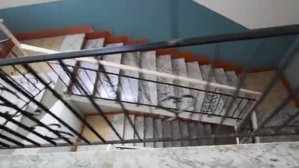入口の階段 男は階段を下ります — ストック動画