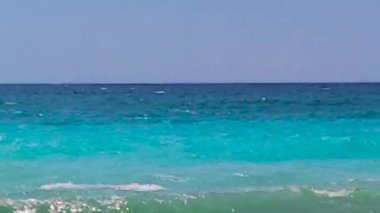 Güzel Tropikal Deniz. Güzel Mavi Deniz 'deki Sea Horizon. Manzara, Deniz Manzarası Bir Yaz Günü. Plaj Bölgesi.
