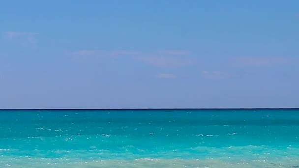 美丽的热带海 美丽的蓝海中的海洋地平线 夏日海景 泳滩区 — 图库视频影像