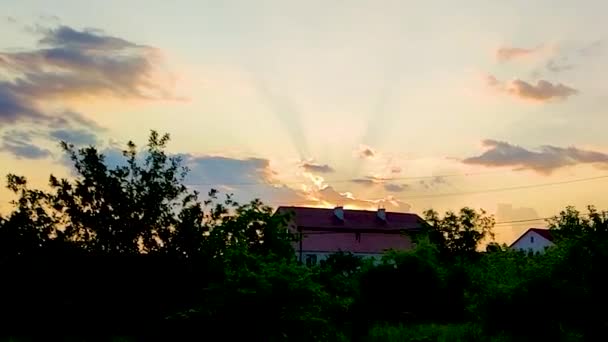 Сонце Піднімається Над Дахом Будинку Змінюючи Колір Неба Фантастичний Світанок — стокове відео