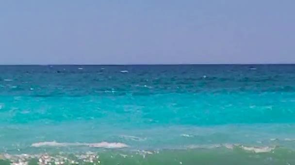 美丽的热带海 美丽的蓝海中的海洋地平线 夏日海景 泳滩区 — 图库视频影像