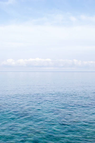 静かな海 穏やかな海と青い空の背景 — ストック写真