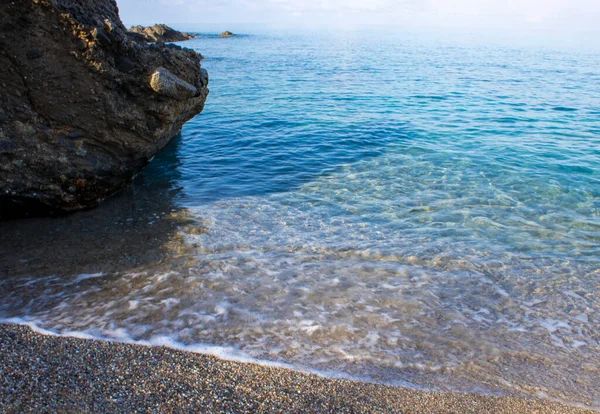 熱帯の透明海 石の海岸 生態学的にきれいな場所でビーチで休憩 — ストック写真