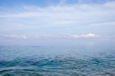 Denizin dokusu. Sabah Gökyüzündeki Ön Manzara Açık Beyaz Bulutlu Açık Mavi 'dir. Ve Günışığında Okyanus Dibi İndigo 'su. Sakin, sakin, rahatlatıcı hissediyorum.. 