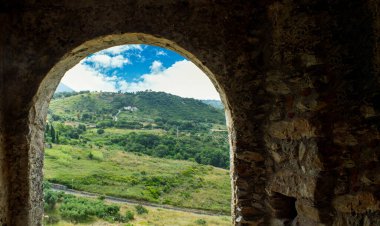 Calabria, İtalya 'da Yeşil Ağaçlı Sahile bakan Taş Savaş Kulesi Penceresi.