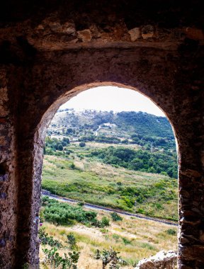 Calabria, İtalya 'da Yeşil Ağaçlı Sahile bakan Taş Savaş Kulesi Penceresi.