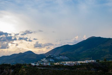 Sunset 'teki dağlar, San Nicola Arcella, Calabria, İtalya. Akşam vakti Dağların ve Gökyüzünün Fantastik Manzarası.