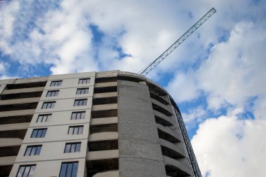 İkametgah Yeni Ev inşaatı, bir İkamet Kompleksi İnşaat Alanı 'nda devam ediyor. Crane ve Blue Sky 'la birlikte inşaat alanında çalışmış. Şehir Geliştirme. Skyline Şehri. Tasarımınız İçin Element.