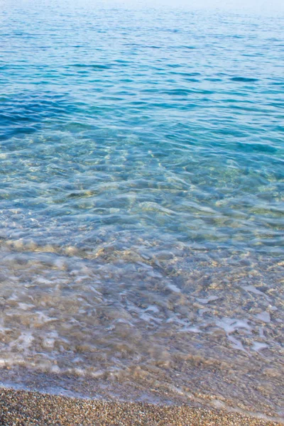 美しい砂浜と柔らかい青い海の波 生態学的にきれいな場所でビーチで休む — ストック写真