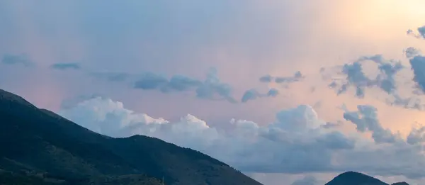 Гірський Пейзаж Заході Сонця Гори Хмари Красивий Пейзаж Високими Скелями — стокове фото