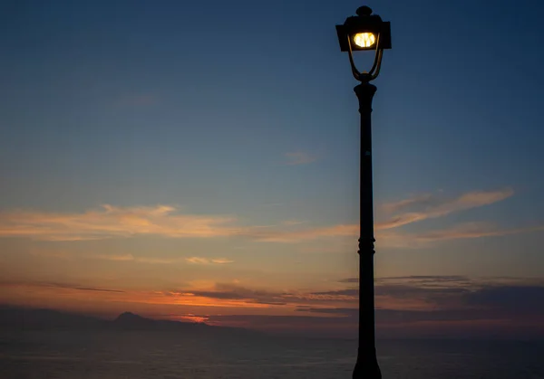 Laterne Straßenlaterne Und Schöner Sonnenuntergang Laterne Mit Brennendem Licht Bei — Stockfoto