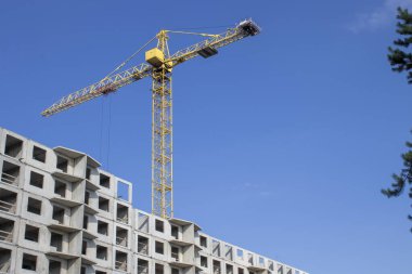 Crane ve İnşaat Alanı. İnşaat Altında Yeni Apartman Binaları Kompleksi.