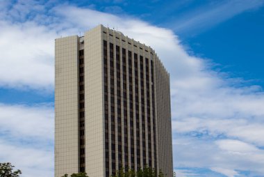 Gökyüzünün Arkaplanına Karşı Modern Bir Ofis Binası Görünümü Bulutlara Uzanıyor.