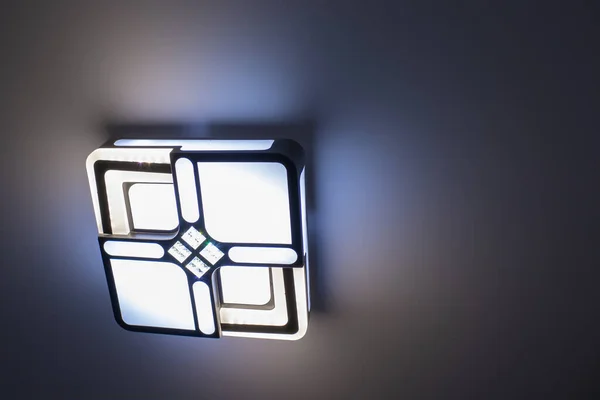 制御パネルが付いている現代Ledの天井のシャンデリア テクノロジーの明るさを調整する スリープタイマー — ストック写真