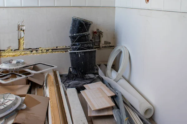 Evi ve ofisi kendi ellerinle onar, geliştir. Mutfakta çeşitli malzemeler ve aletler var. Çalışma süreci.