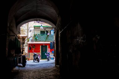 Napoli 'nin Renkli Sokakları, İtalya. Düşük Açı Görünümü Binalar ve Dar Sokak.