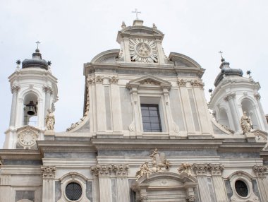 Napoli, İtalya 'daki Katolik Katedrali. Etkileyici bir restorasyon cephesi var. Napoli Tarihi Merkezi, Anıtlar ve Görüntüler.