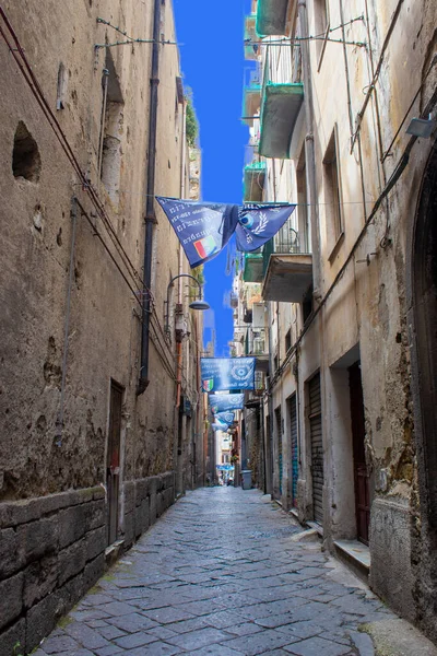 Kolorowe Ulice Neapolu Włochy Niski Kąt Widzenia Budynków Wąska Ulica — Zdjęcie stockowe