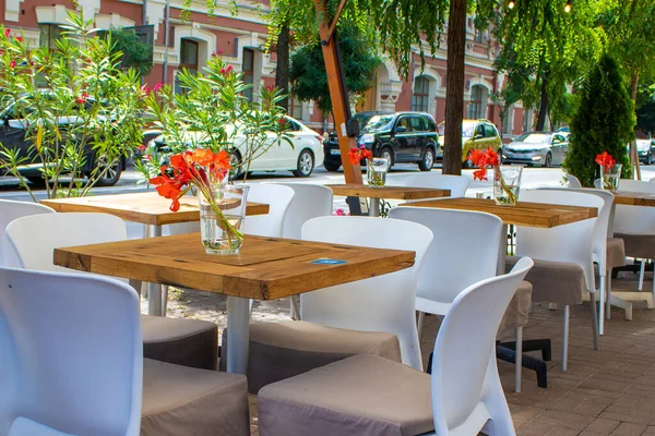 Hermosa Calle Antigua Kiev Con Árboles Caducos Mesas Café Ucrania —  Fotos de Stock