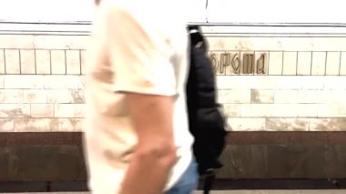 Kyiv, Ukrayna, 29 Temmuz 2023: Ukrayna 'da bir metro treni Kyiv' deki bir metro istasyonundan hareket etmeye başladı. Metro treninin Altın Kapı İstasyonuna varışı..