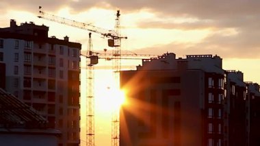 Sunset 'teki inşaat alanında. Ukrayna 'da Yapı Alanı Bulutlu Fantastik Gökyüzünün Arkaplanına Karşı.