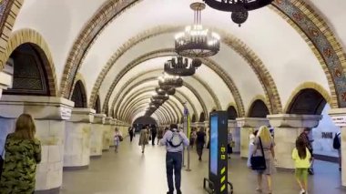 Kyiv, Ukrayna, 29 Temmuz 2023: Yoğun metro istasyonu, Ukrayna 'nın Kyiv kentindeki kalabalık bir metro istasyonunda işe gitmek için yürüyen kalabalık.
