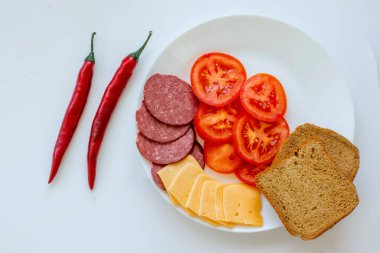 Sosis, peynir ve siyah ekmekle domates. Evde Sandviç Pişirmek.