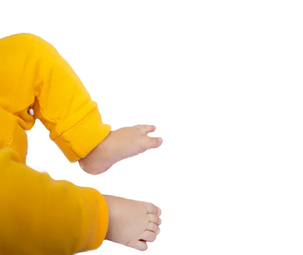 ディアパーと黄色のパンティ トップビュー コピースペースで赤ちゃんの足と底 — ストック写真