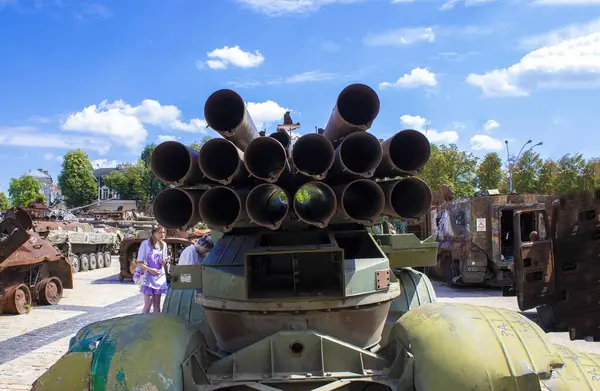 キエフ ウクライナ 2023年7月24日 ウクライナのキエフで破壊されたロシア軍装備の展示会で展示された装甲車の敗北 — ストック写真