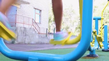 Spor Alanı 'nda egzersiz yapan kadın. Yan Manzara. Güzel Esmer Kadın Yazın Dışarıda Egzersiz Yapıyor.