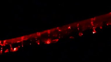 Şöminede Yanan Isı ve Yanan Kütük. Kara Arkaplanda kıvılcımlar.