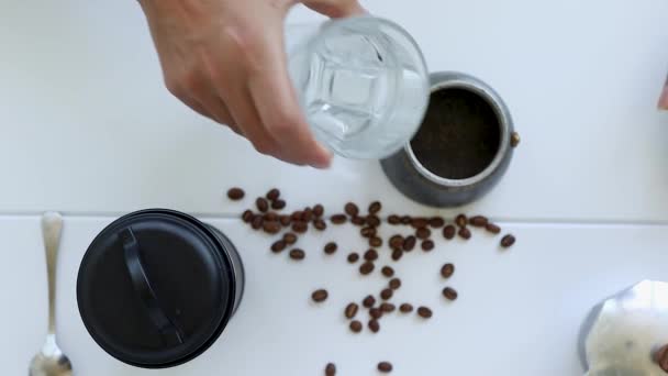 Tradycyjny Włoski Ekspres Kawy Zaparza Napój Poranku Przygotowujemy Aromatyczną Kawę — Wideo stockowe