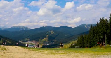 İvano-Frankivsk, Ukrayna, 22 Ağustos 2023: Ukrayna, Karpat Dağları, Bukovel Kayak Resort 'u gözden geçirin. Mavi Gök ile Güzel Yaz Dağları Manzarası.