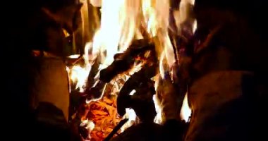 Kamp ateşi. Şirket için şenlik ateşi, Dağlarda Çadırlı Aile. Kamp Sezonu.