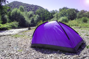 Dağlardaki Turist Kampı, Öndeki Çadır. Dağlarda, nehrin kıyısında kamp çadırı..