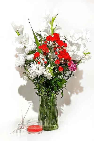 Grande Disposition Florale Colorée Avec Gladioli Rose Sur Fond Clair — Photo