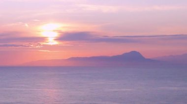 Mavinin, Pembenin, Güneşin Işığındaki Sarı, Yaz Panorama 'nın Tüm Gölgelerinin Üzerinde Fantastik Gökyüzü. Ufuk.
