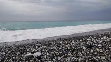 Radiant Plajı, Deniz, İtalya. Bir yaz gününde sahile bakan kumsal ve gökyüzü manzaraları. Plaj Denizi Boşluğu.