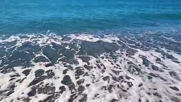 当碧绿的海浪冲击着卵石海岸时 美丽的镜头映入眼帘 一个海滩被深蓝色海水和泡沫般的海浪冲刷的视频镜头 — 图库视频影像