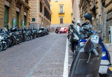 Napoli sokaklarında scooterlar, İtalya. Şehirde motosikletler.