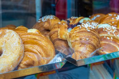 Kruvasanlar, Napoli 'de sergilenecek. Tipik İtalyan Napoli tatlısı fırın penceresinde, İtalyan kahvaltısı..