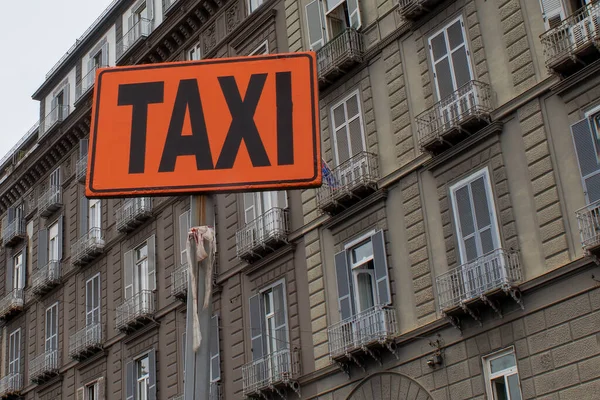 Napoli, İtalya caddesinde turuncu taksi tabelası. Tabelada taksi durağı yazıyor..