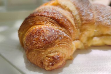 Kruvasanlar, Napoli 'de bir kafede. Tipik İtalyan Napoli tatlısı fırın penceresinde, İtalyan kahvaltısı..