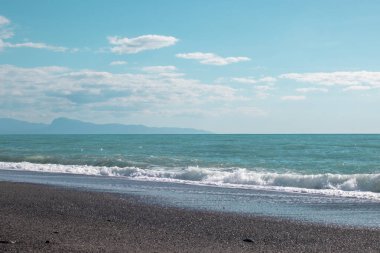 Mavi Okyanus ve Derin. Gökyüzüne Karşı Okyanusun Manzarası.