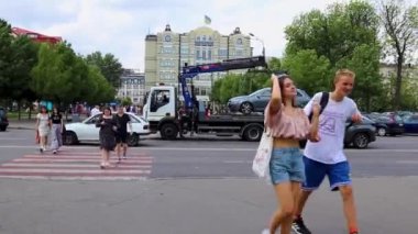 Kyiv, Ukrayna, 14 Ekim 2023: Araç çekicinin yükünde. Park ihlali yüzünden bir arabayı çekiciye yüklemek..