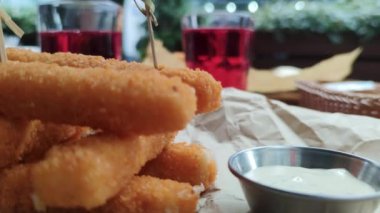 Bir sokak kafesinin arka planında peynir çubukları ve içecekler. Öğle yemeği..