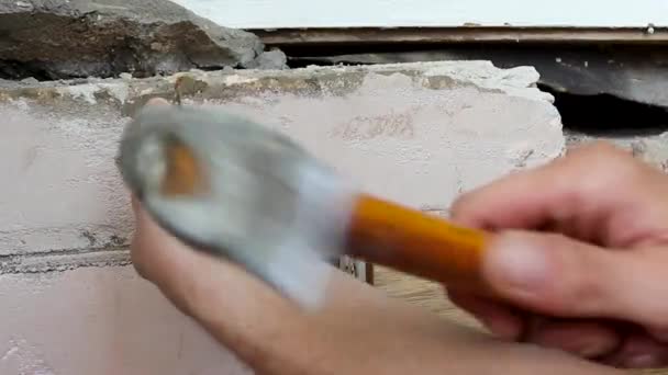 Rozbiórka Muru Cegły Młotem Pneumatycznym Mężczyzna Ręce Mason Złamać Granit — Wideo stockowe